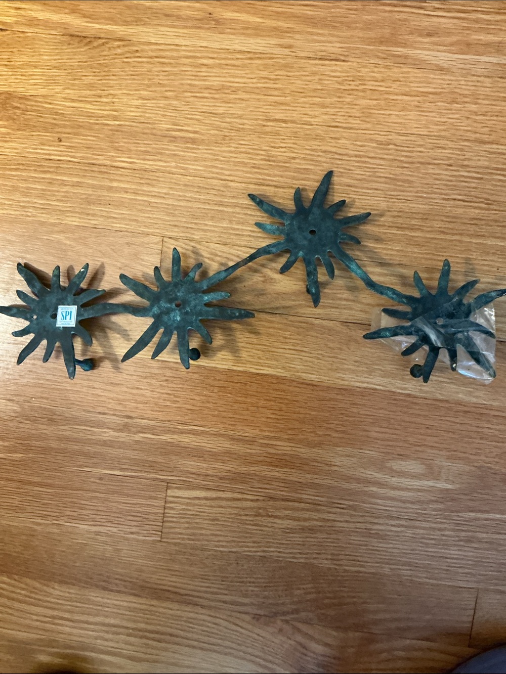 SPI San Pacific Int'l Decorative Metal coat hanger Starburst - Green.